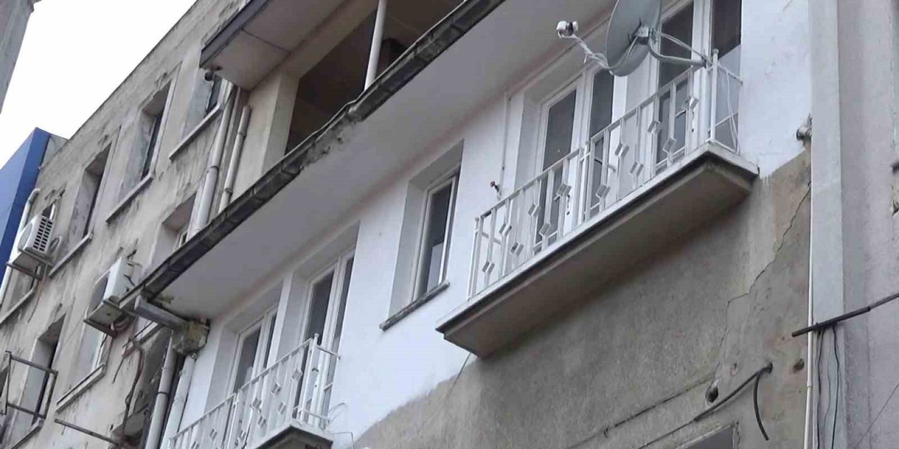 Ayrılık aşamasındaki eşini öldürüp eğlenmeye gitti