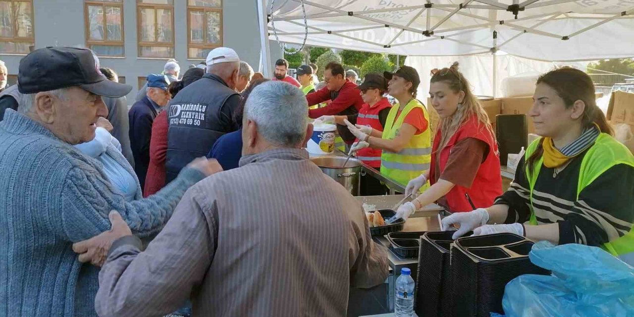 Menteşe Belediyesi deprem bölgesinde yaraları sarıyor