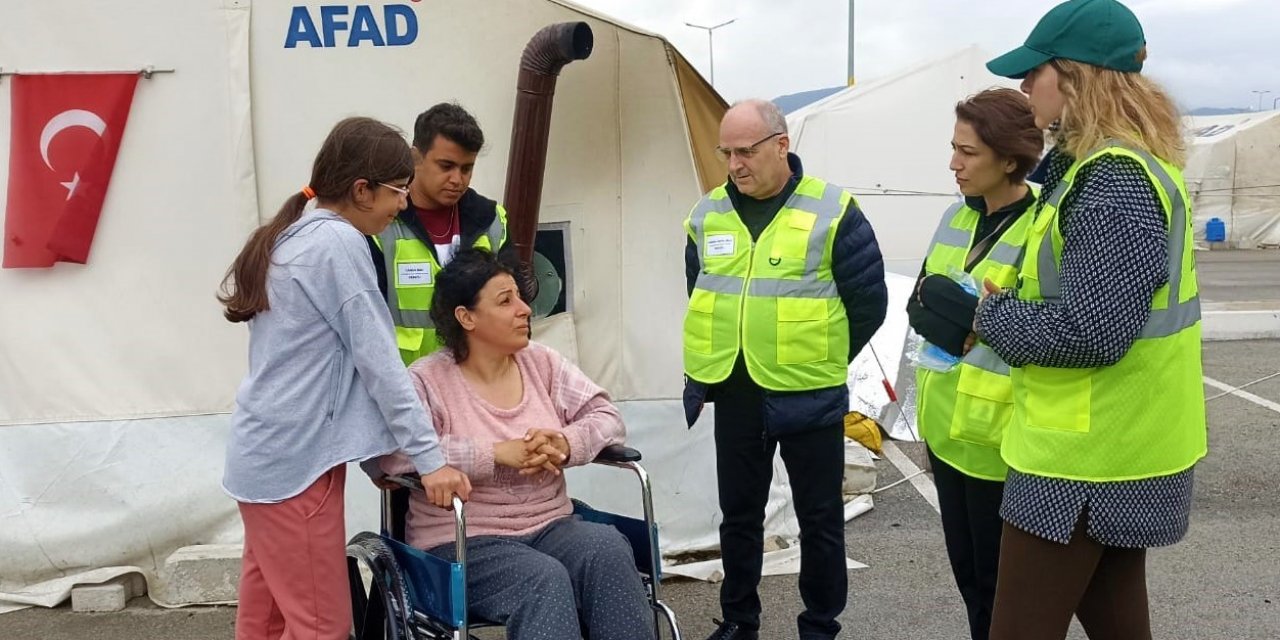 Hatay’da görev yapan Pamukkale HEM ekibi engelli depremzedeyi sevindirdi