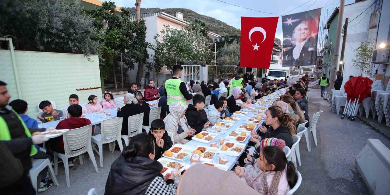 Başkan Sandal, depremzedelerle iftarda buluştu