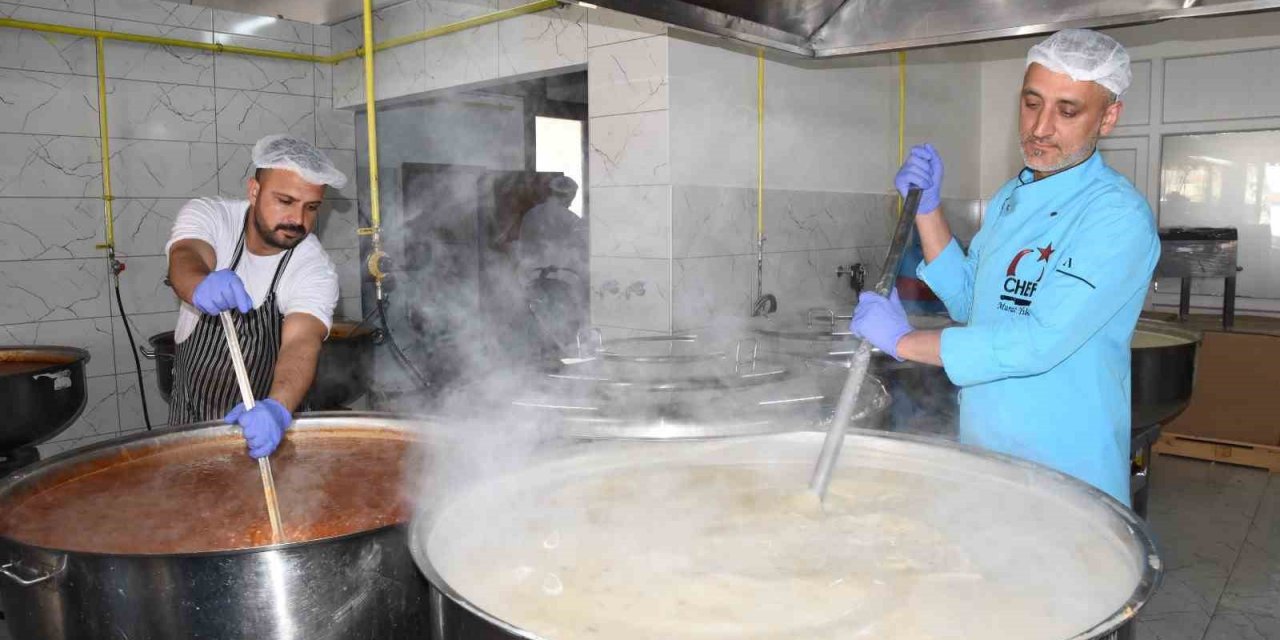 Menemen Belediyesi Aşevinden her gün 10 bin kişilik sıcak yemek