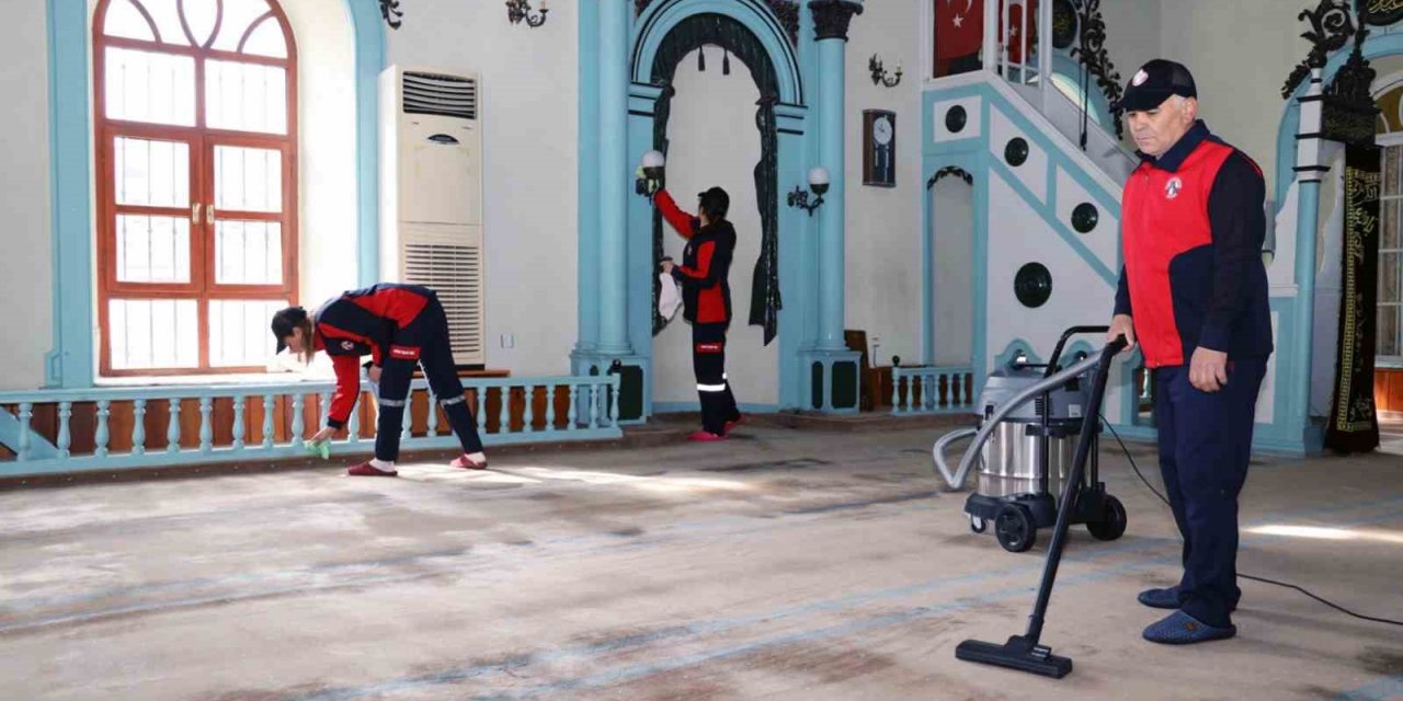 Menteşe Camilerinde Bayram temizliği