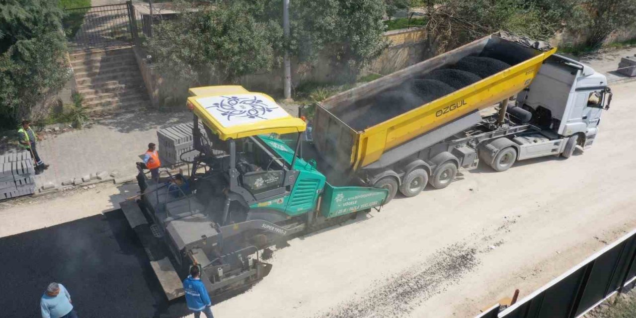 Aydın Büyükşehir Belediyesi Kuşadası’nda yol yapım çalışmalarına devam ediyor