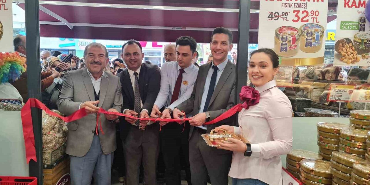 Tuğba Kuruyemiş 105. mağazasını Soma’da açtı