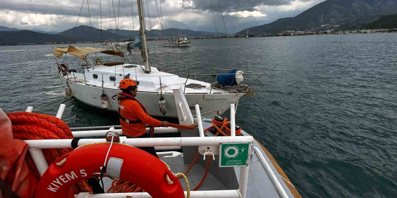 Fethiye açıklarında sürüklenen tekne kurtarıldı