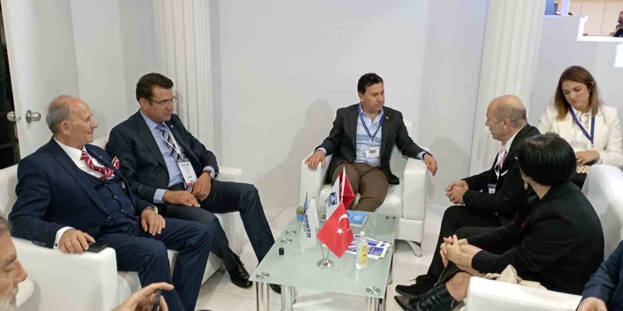 Bodrum standında protokol üyeleri ve turizmciler bir arada