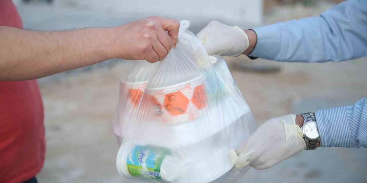 Merkezefendi’de depremzedelere sıcak iftar yemeği ulaştırılıyor