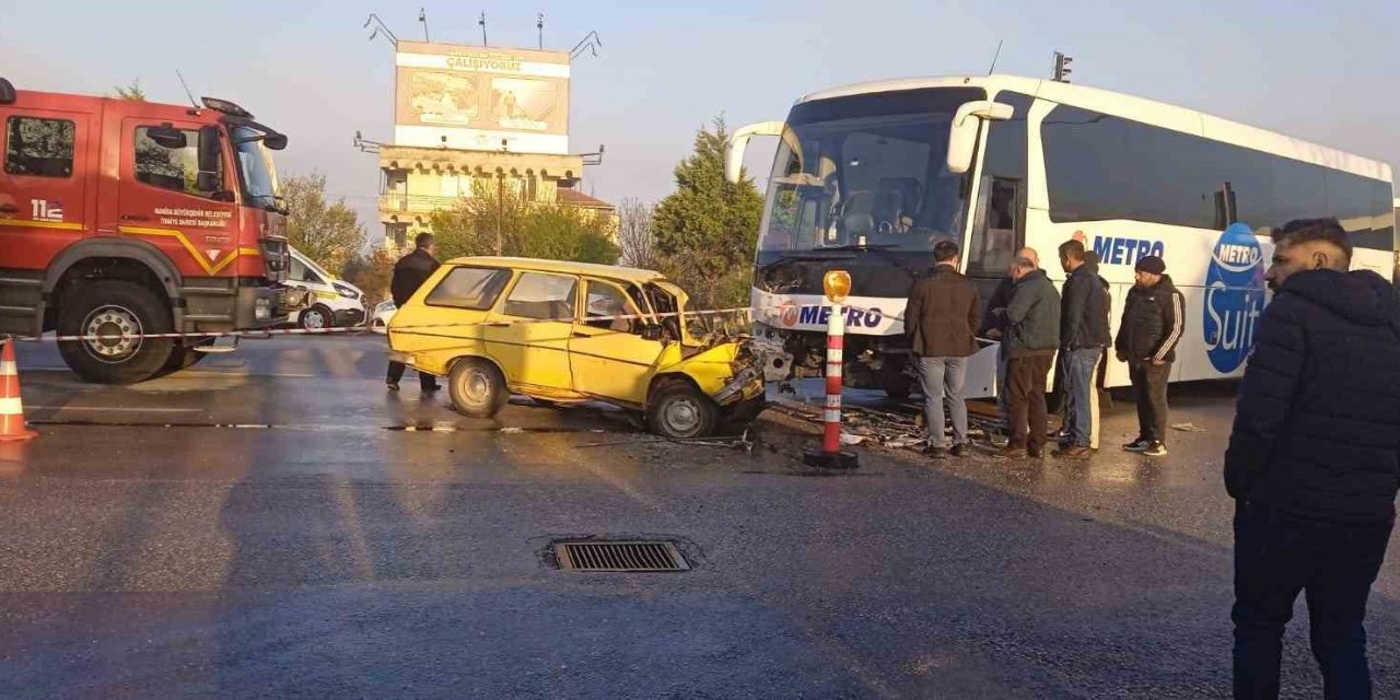 Otomobil ile yolcu otobüsü çarpıştı: 1 ölü