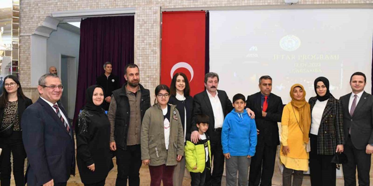 Vali Orhan Tavlı, deprem bölgesinden gelen öğretmenler ile iftar yaptı