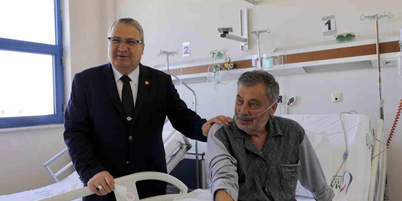 Belediye başkanının kalp masajı yaptığı vatandaş hayata döndü