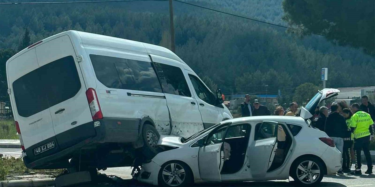 Ula kavşağında ilginç kaza