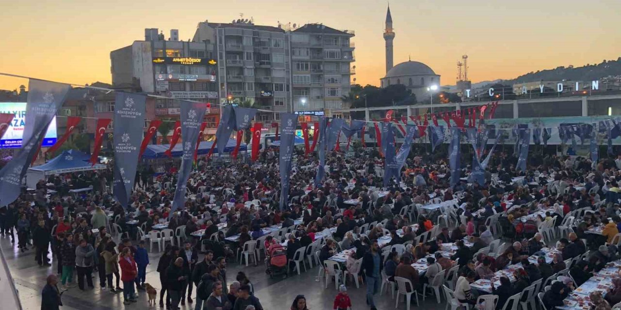 Büyükşehir’in iftar sofralarında vatandaşla buluşmaya devam ediyor