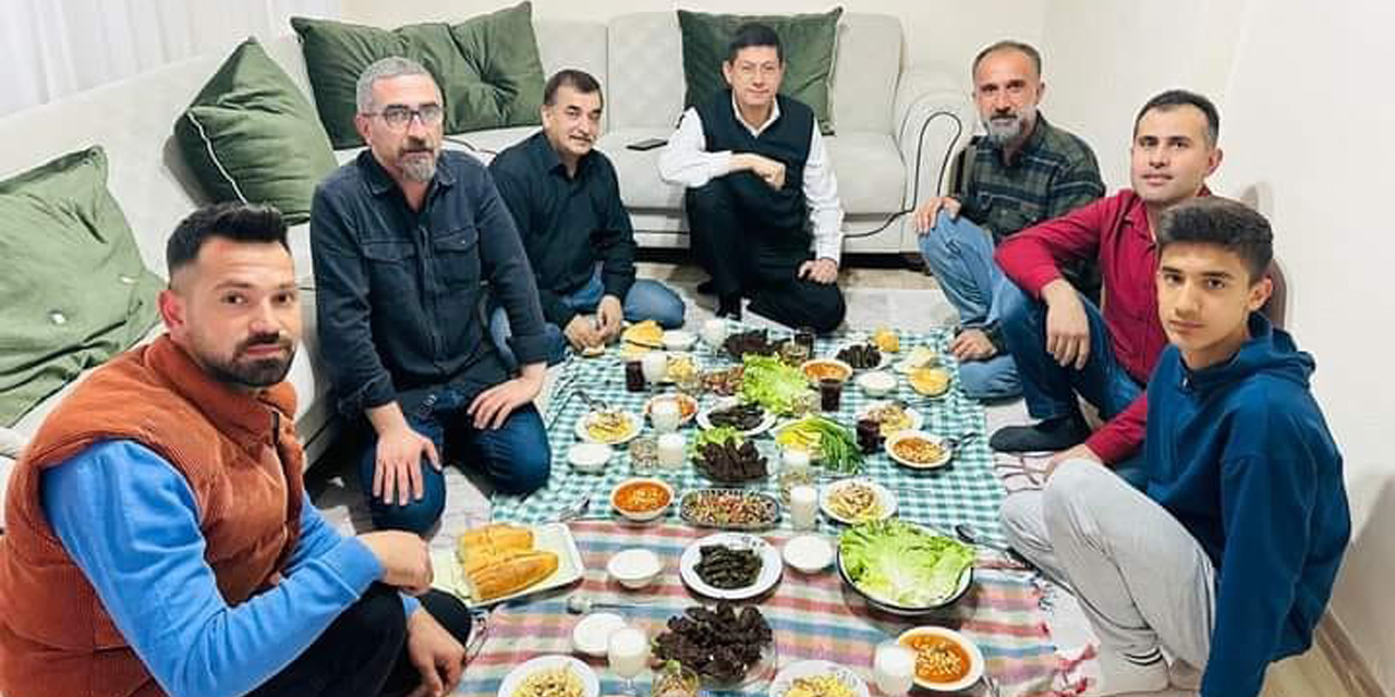 Başkan Özcan iftarda depremzede aileye misafir oldu