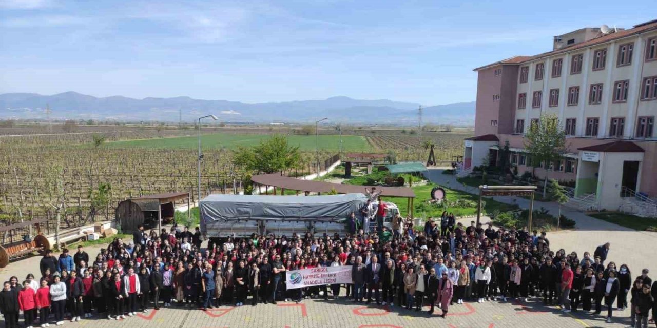 Liselilerden depremzedeler için 10 ton gıda yardımı