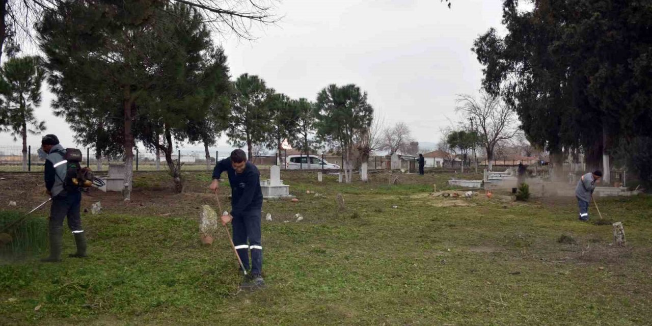 Germencik’teki mezarlıklarda bayram temizliği