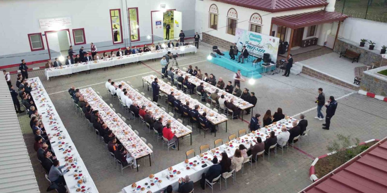 Hükümlülerin ilahileri protokolü mest etti