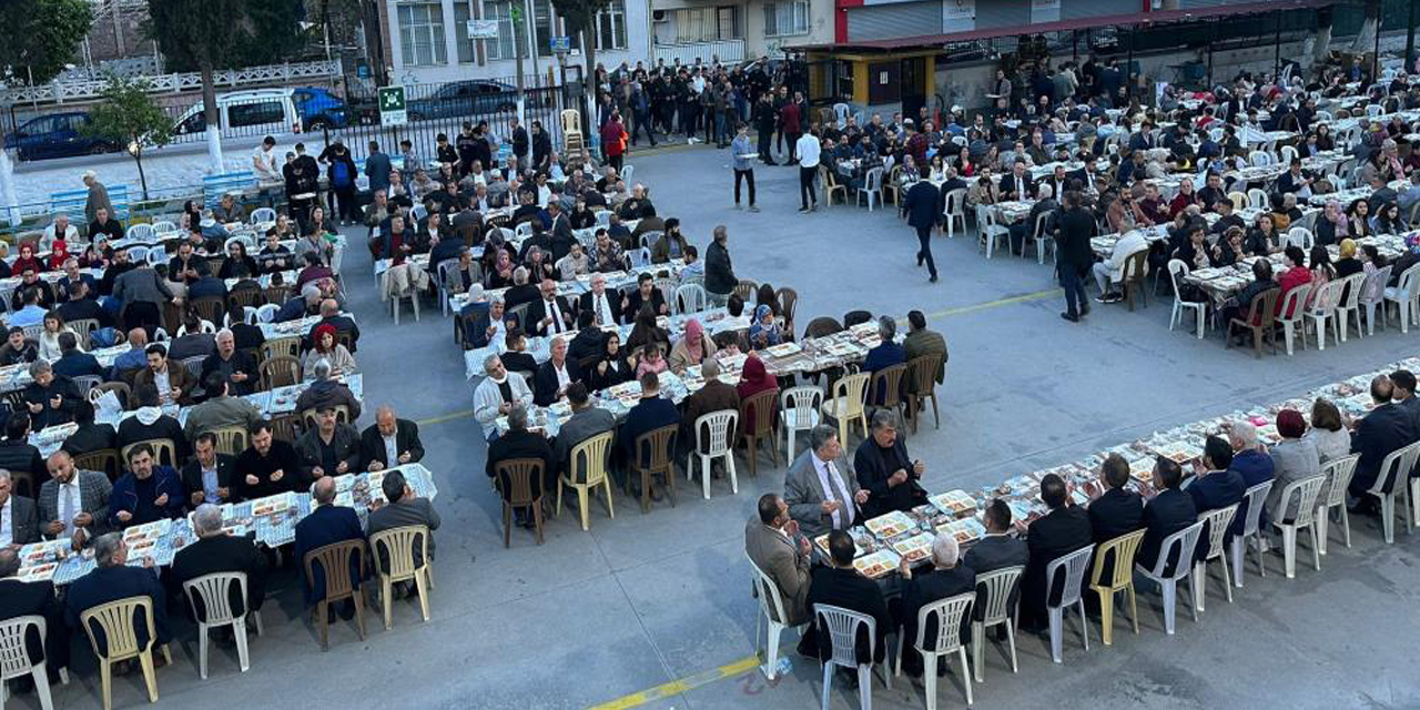 Ülkücüler 2 bin kişiyle iftar yaptı