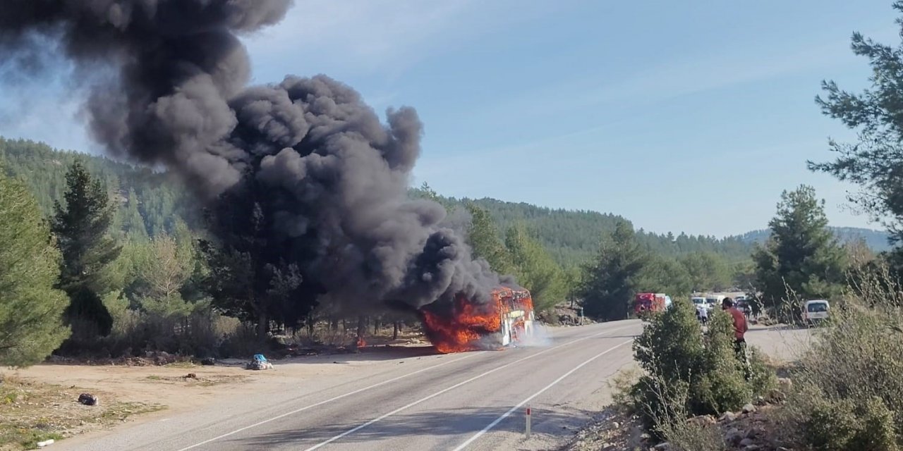 Muğla’da seyir halindeki yolcu otobüsü alev alev yandı
