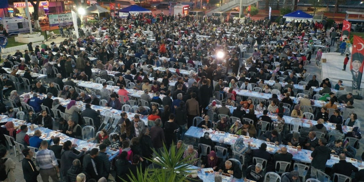 Vatandaşlar Aydın Büyükşehir Belediyesi’nin iftar sofralarında buluşuyor