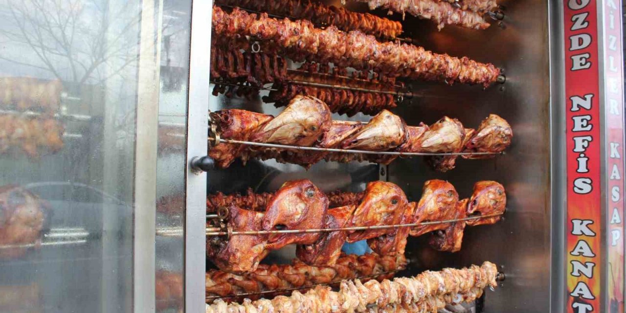 İzmirliler iftar için gelenekselleşen kömürde kelleyi tercih ediyor