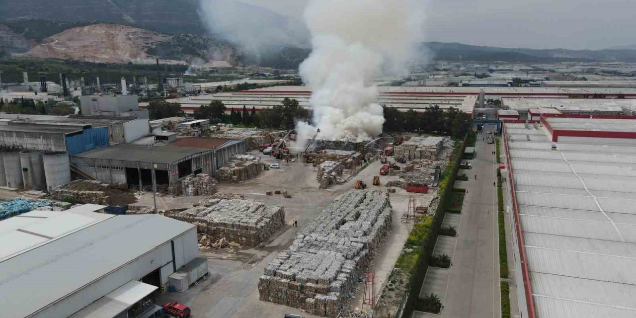 Manisa OSB’deki kağıt fabrikasında büyük yangın