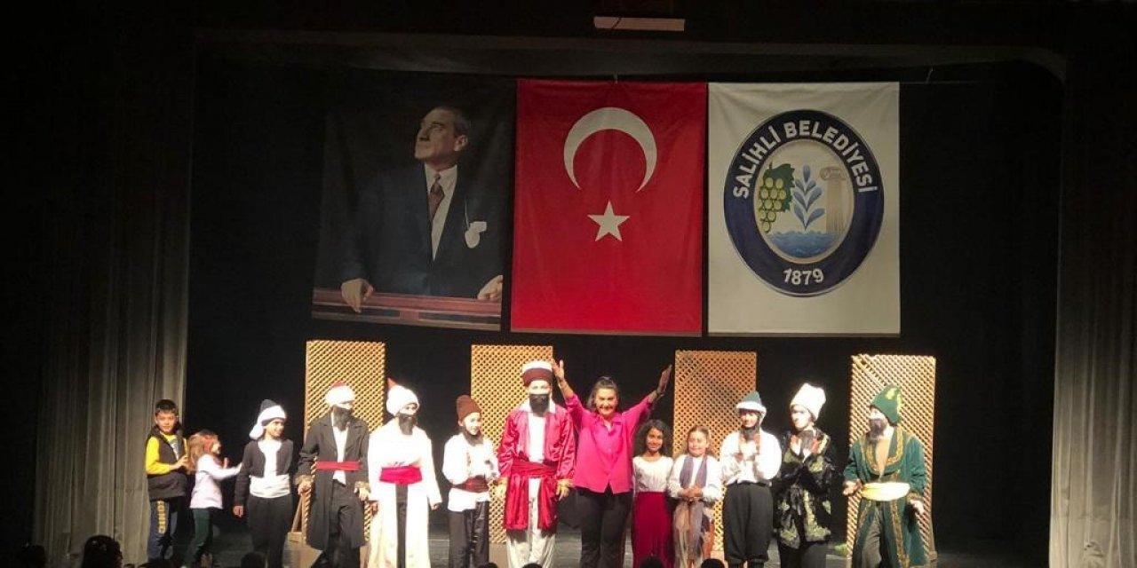 Salihli Belediyesi çocukları ara tatilde Hacivat-Karagöz ile buluşturdu