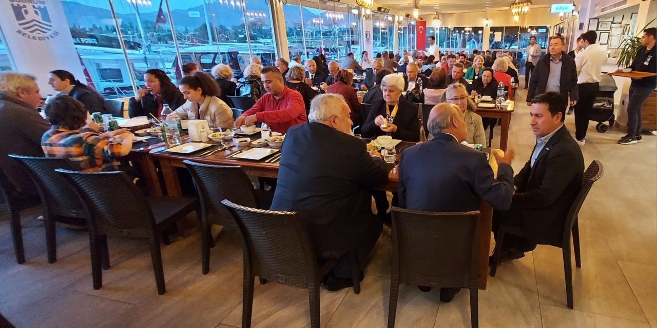 Şehit yakınları, gaziler ve muhtarlarla iftar