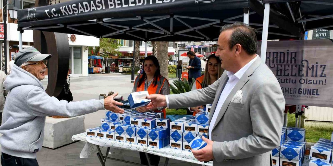 Kuşadası Belediyesi’nden kandil simidi ikramı