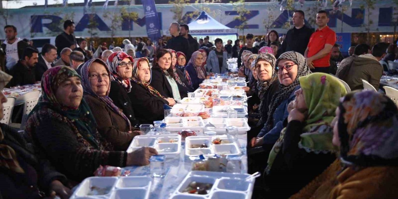 Binlerce Aydınlı, Büyükşehir’in iftar sofrasında buluştu