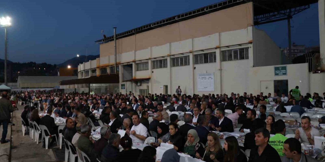 AK Parti Aydın’da 5 bin kişilik iftar yemeği düzenledi