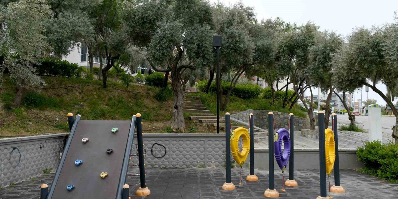 Kuşadası’nda çocuk parkları güvenli hale getiriliyor