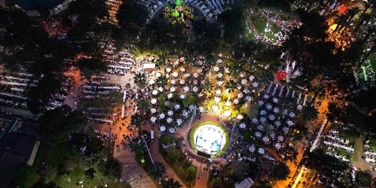 Menemenlilere Kadir Gecesi’nde dev iftar sofrası