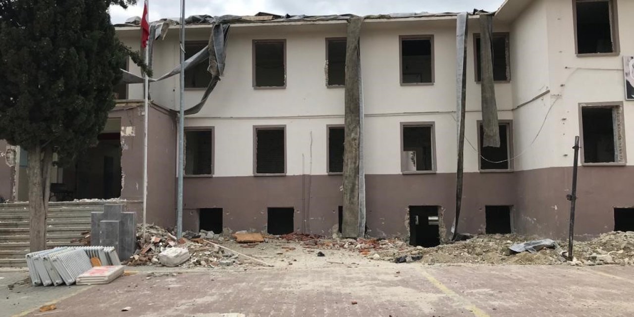 Güçlendirme yetersiz kalan Buldan İmam Hatip Ortaokulu yıkılacak