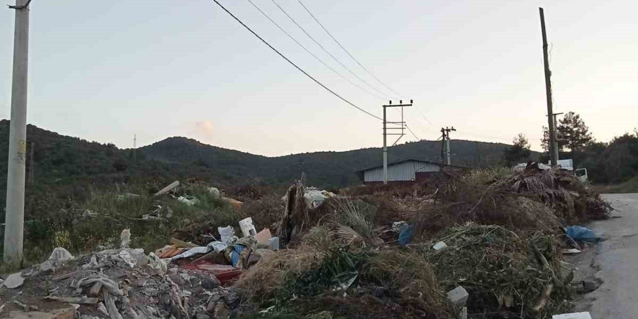 Turistik belde Güllük adeta çöplük oldu, vatandaşlar Milas Belediyesi’ni göreve davet etti