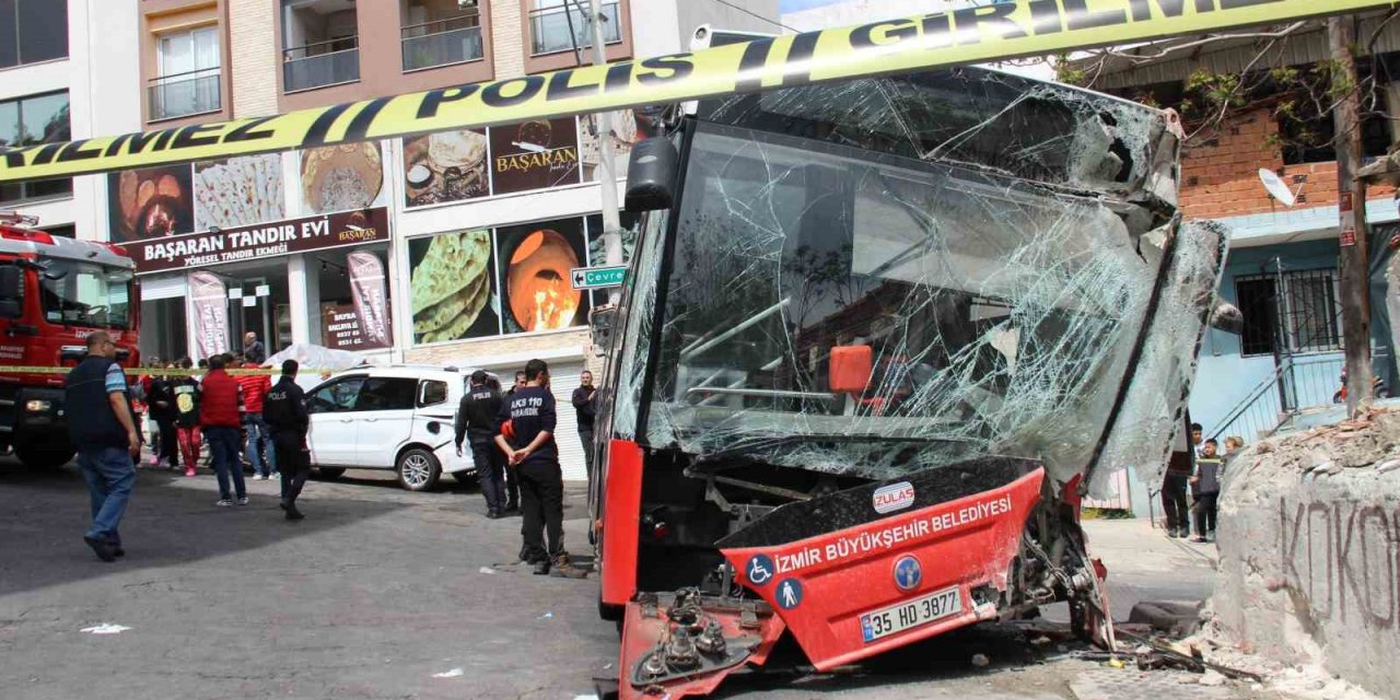 Kontrolden çıkan belediye otobüsü duvara çarptı: 10 yaralı