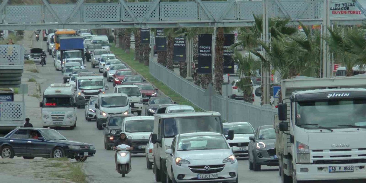 Bodrum’da bayram yoğunluğu başladı, trafik kuyruğu uzadıkça uzadı
