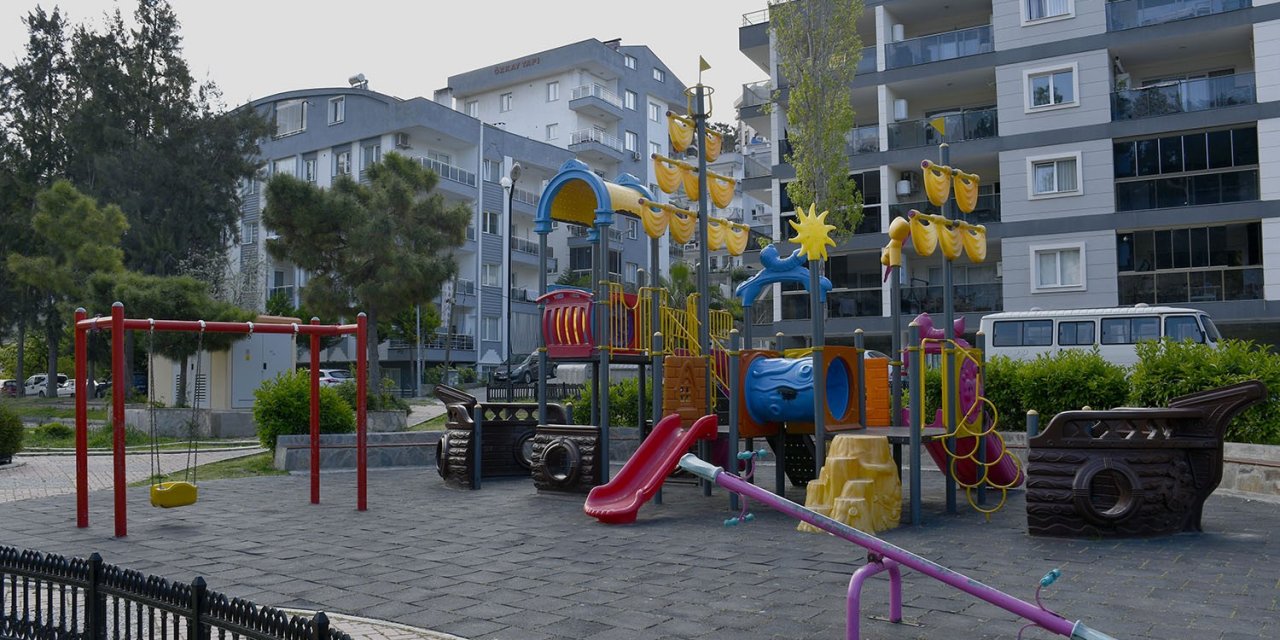 Kuşadası’nda yeşil alan çalışmaları sürüyor