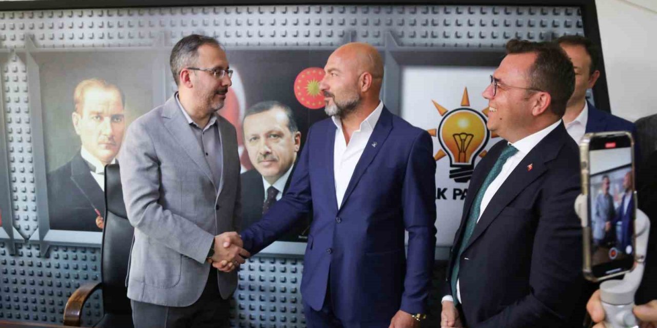 Emekli olan itfaiyeciye AK Parti rozetini Bakan Kasapoğlu taktı