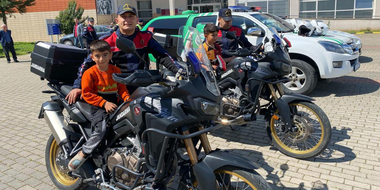 Jandarma depremzede çocukları unutmadı