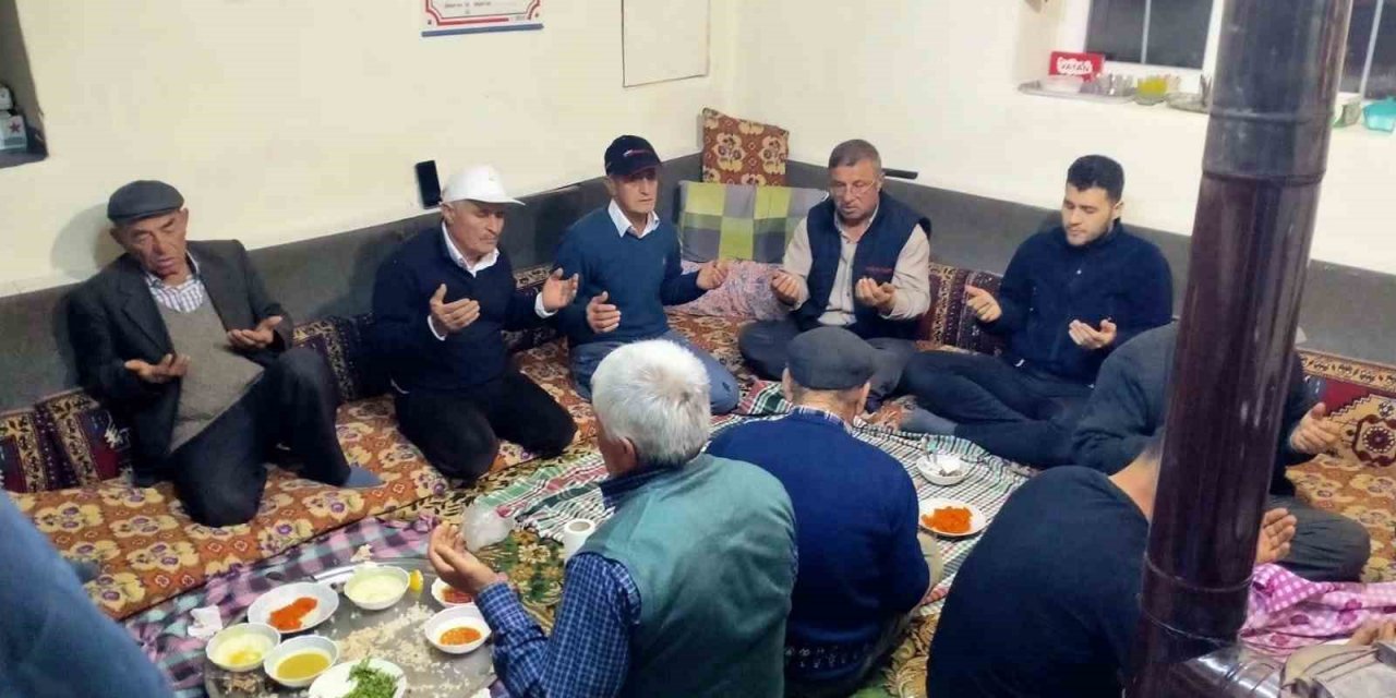 Köy odasında birlikte iftar yapıp asırlık geleneği yaşattılar