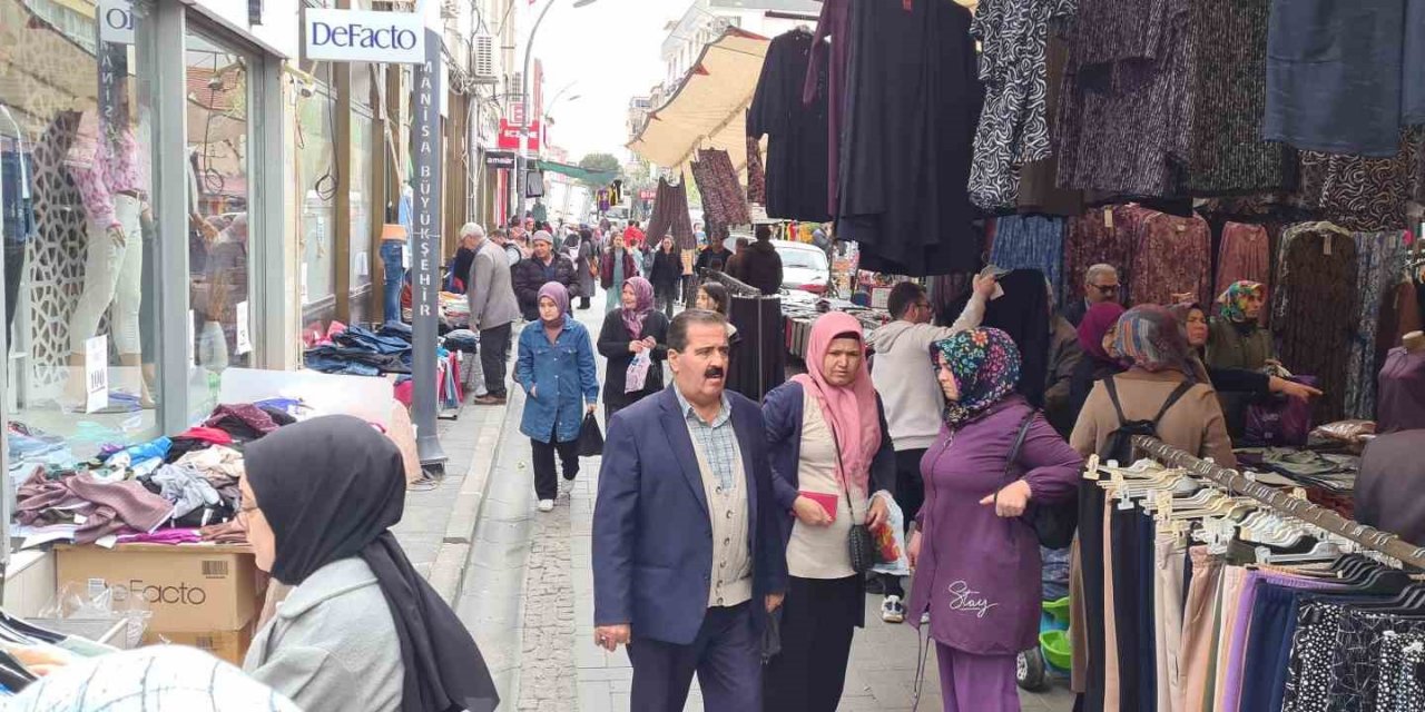 Gördes’te bayram alışverişi esnafın yüzünü güldürdü