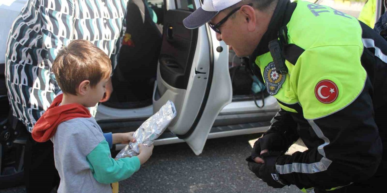 Trafik polisleri Marmaris girişinde sürücüleri uyardı, çocuklara hediye dağıttı