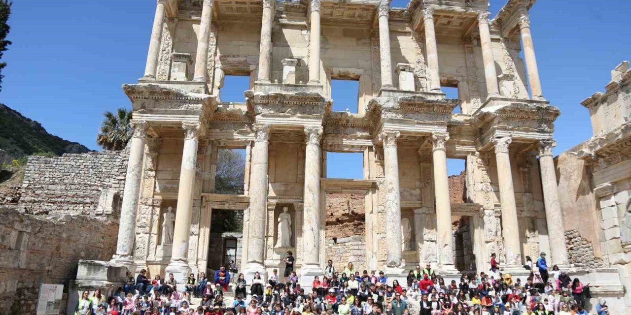 Selçuklu çocuklardan antik kentte barış mesajı