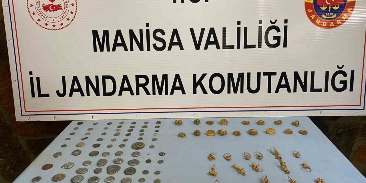 Kula’da tarihi eser operasyonu: Onlarca sikke ve yüzük ele geçirildi