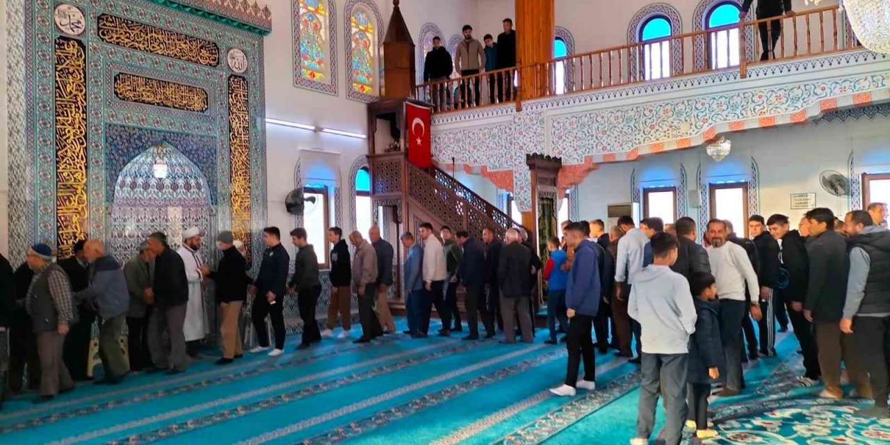 Köyceğiz’de bayram namazında camiler doldu taştı