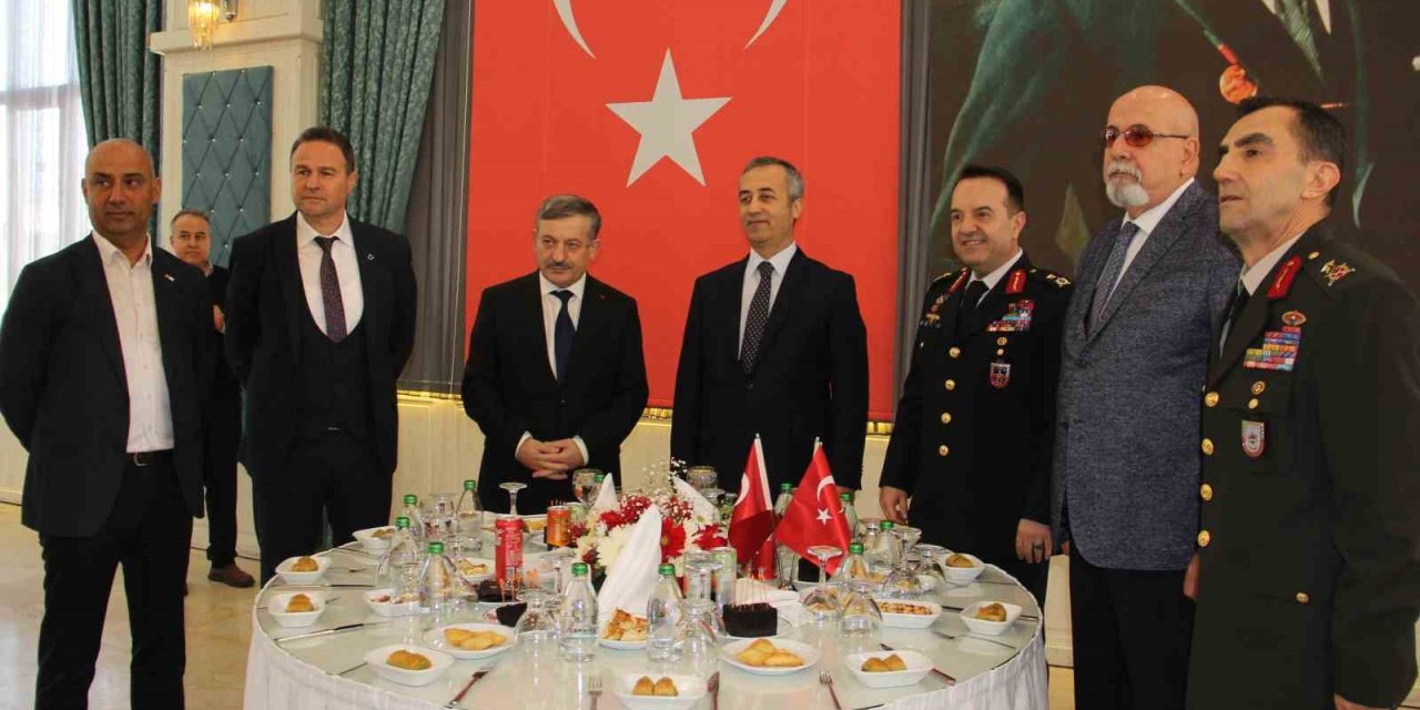 Manisa’da resmi bayramlaşma töreni düzenlendi