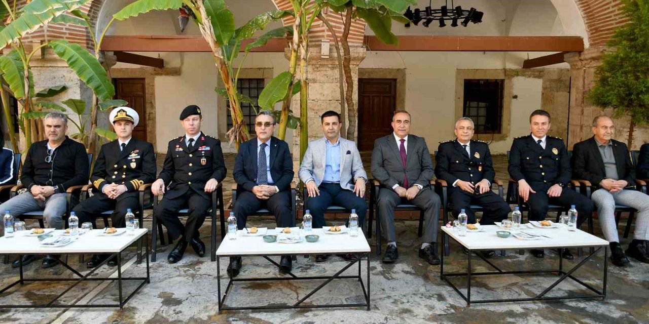 Kuşadası’nda ilçe protokolü vatandaşlar ile bayramlaştı