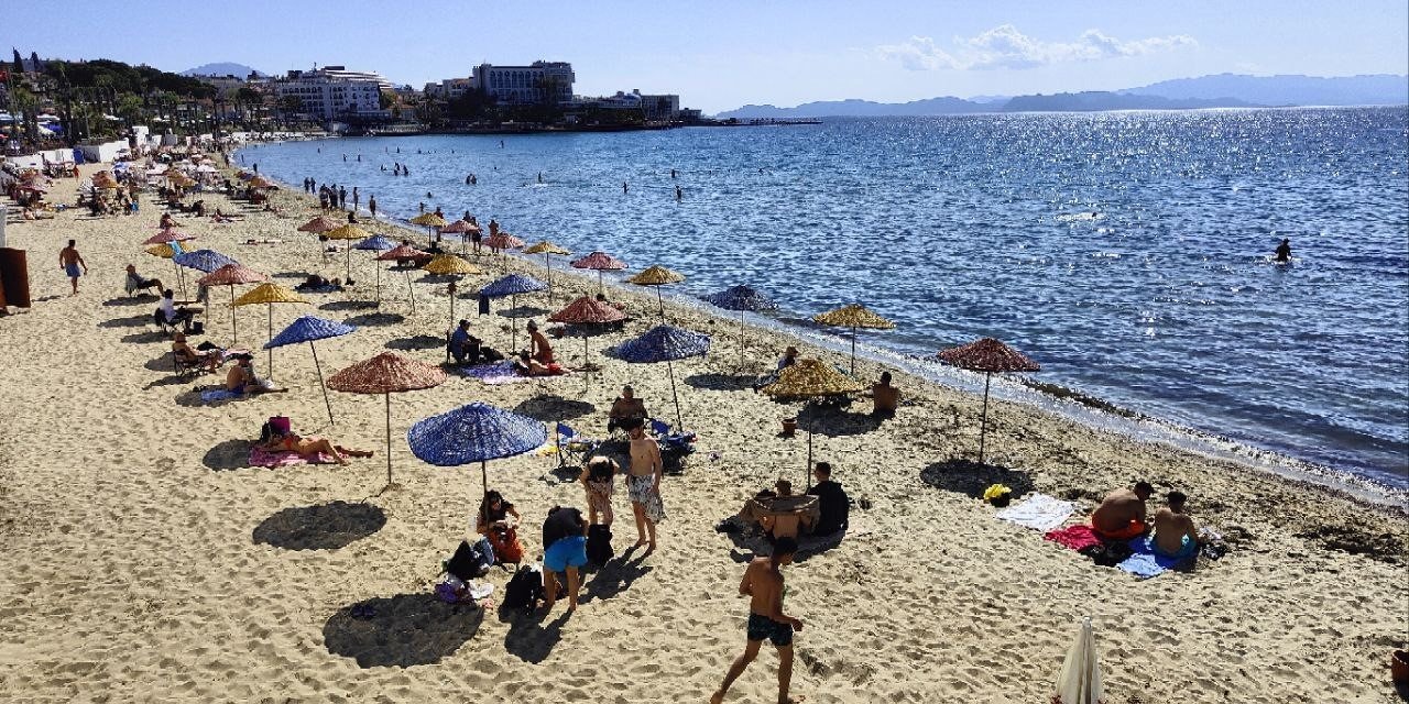 Kuşadası’nın dünyaca ünlü Kadınlar Denizi Plajı’nda bayram yoğunluğu