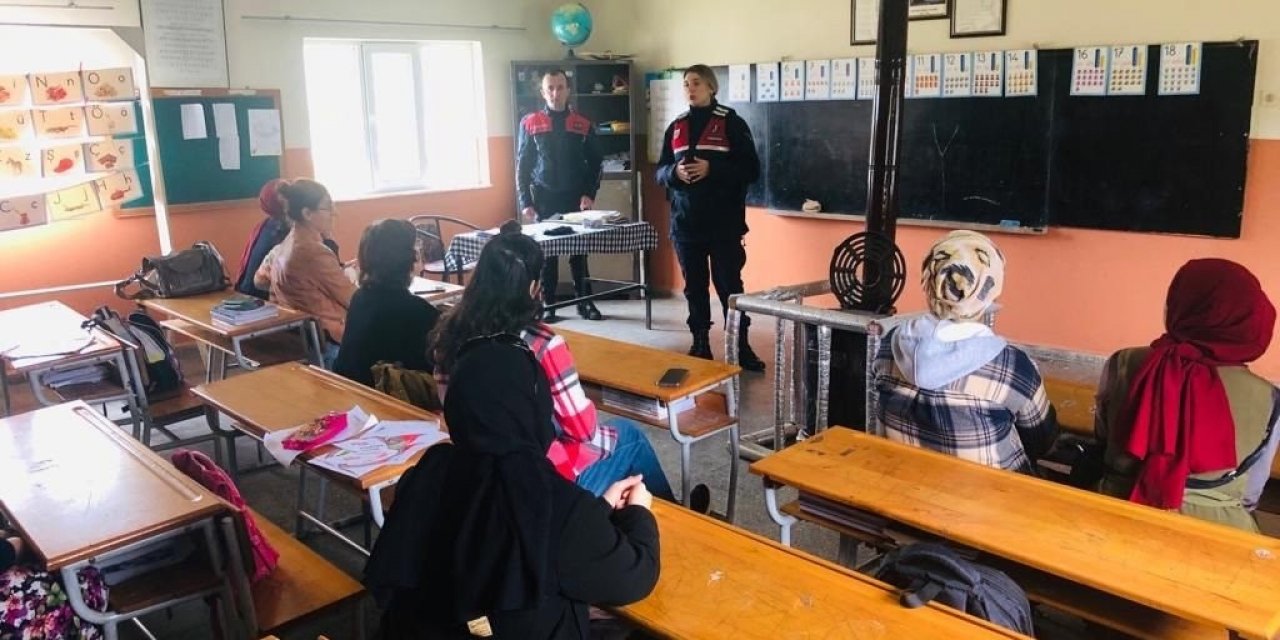 Jandarma ekipleri kadınları bilgilendirmeye devam ediyor