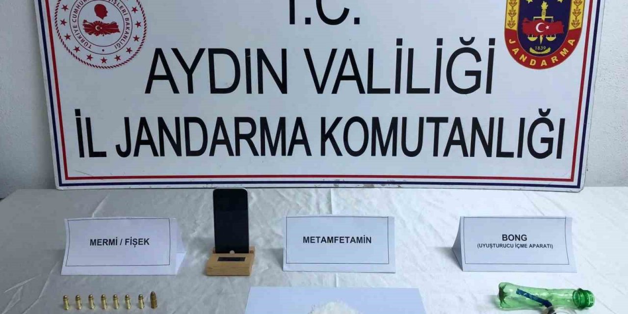 Yakalanacağını anlayınca araçtan inerek kaçtı
